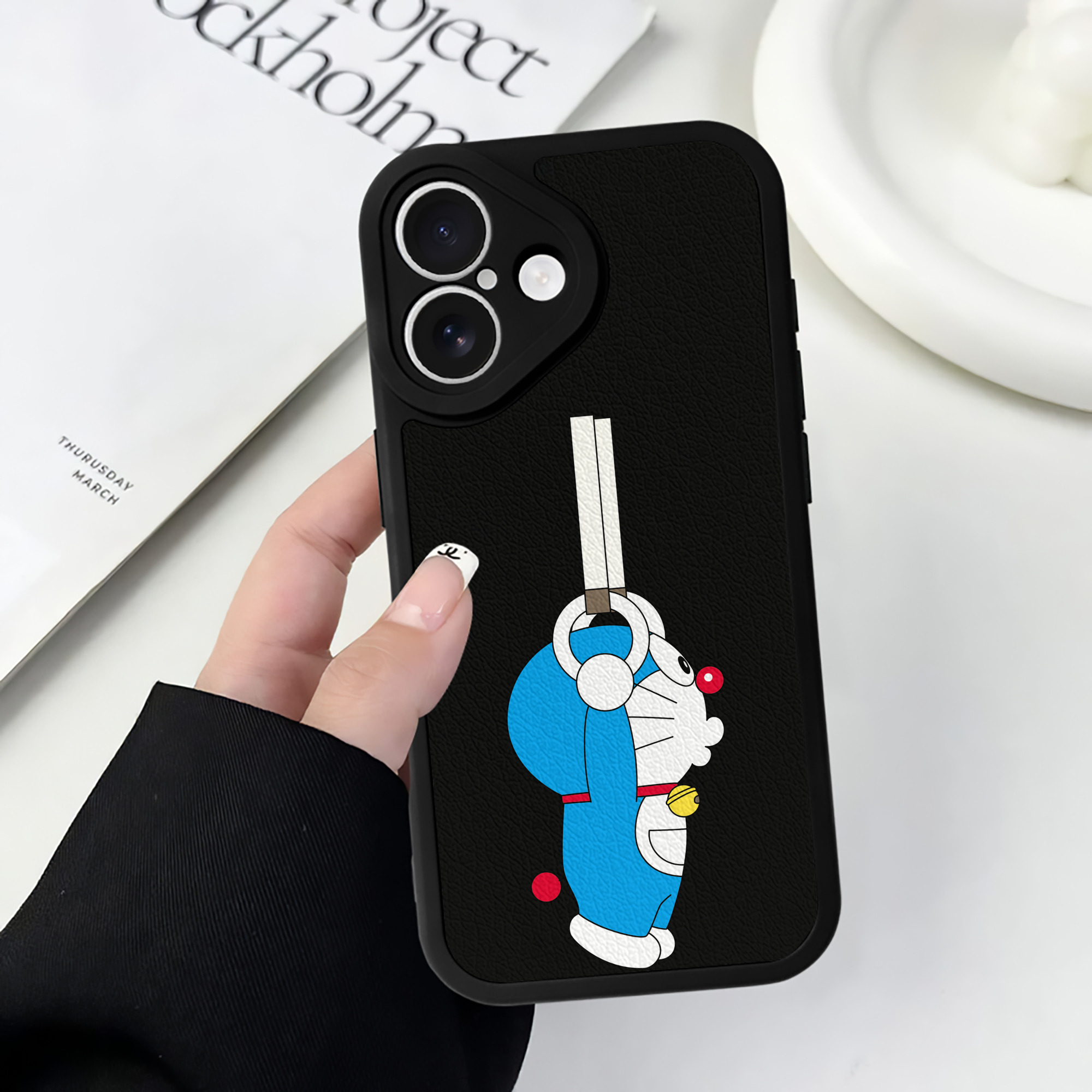 （画像用） ドラえもん Doraemon 【iPhone 16シリーズ対応】シリコンスマホケース（レザー調） 材質：シリコン